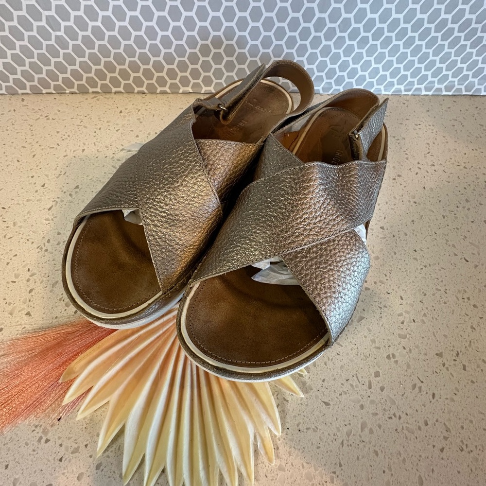 Elegant Women's Sandals in Metallic Brown